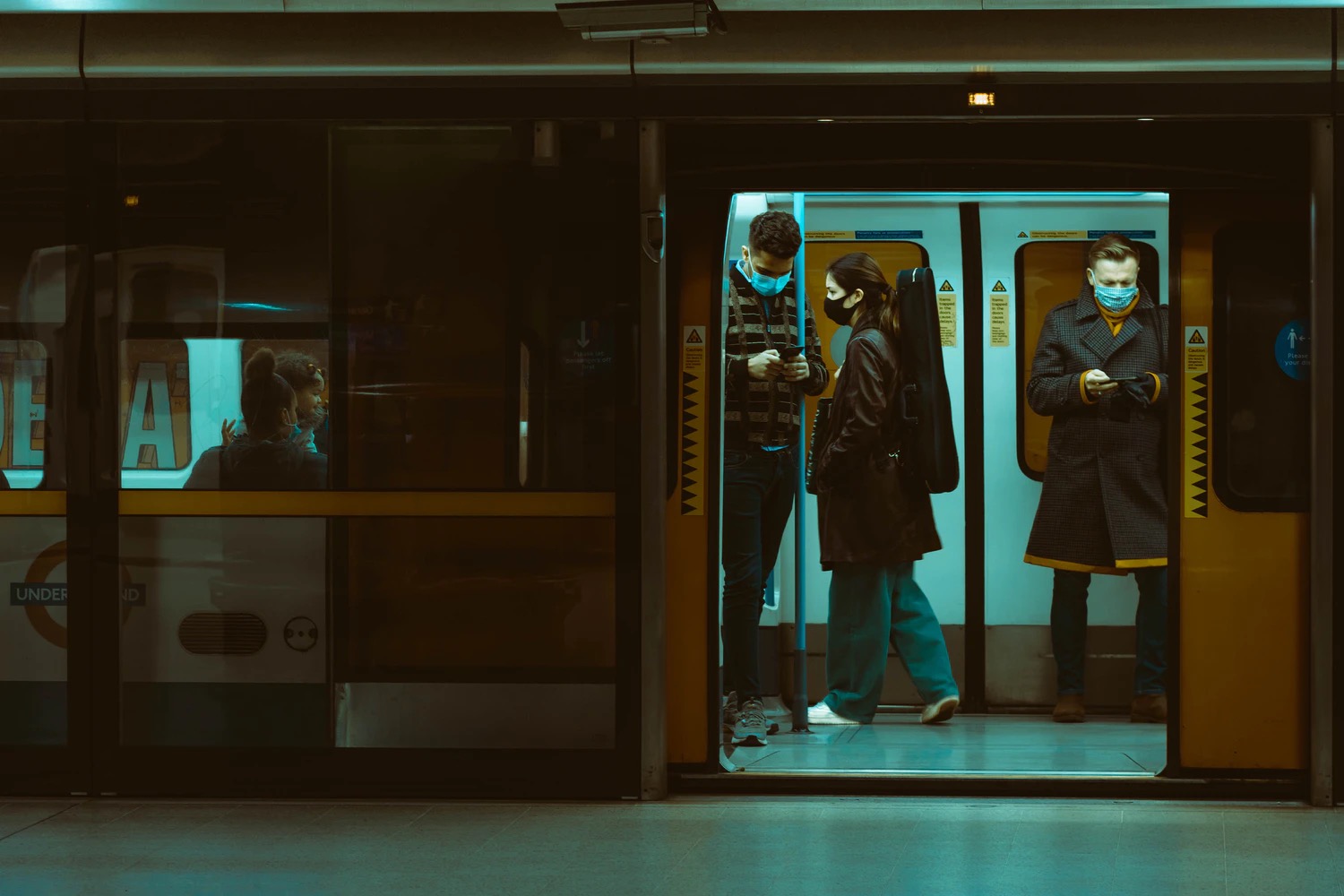 Metro Londra, Khan: "Copertura mobile completa entro il 2024"