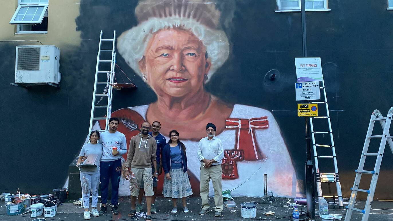 Regina Elisabetta, spunta un gigantesco murale a Londra