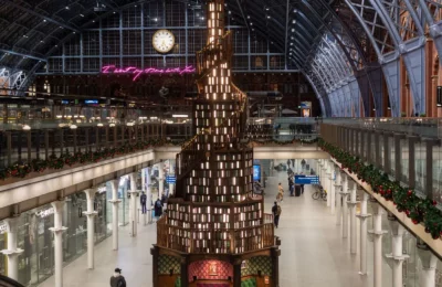 Stazione di St. Pancras, arriva un albero di Natale magico